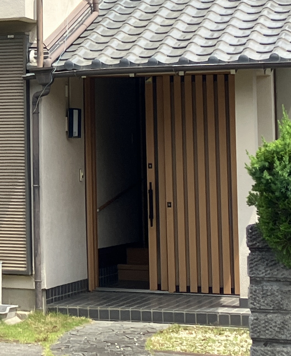 クリエイトの外壁工事と一緒に玄関も一新！ご主人様が選んだ快適玄関リフォームの施工前の写真1