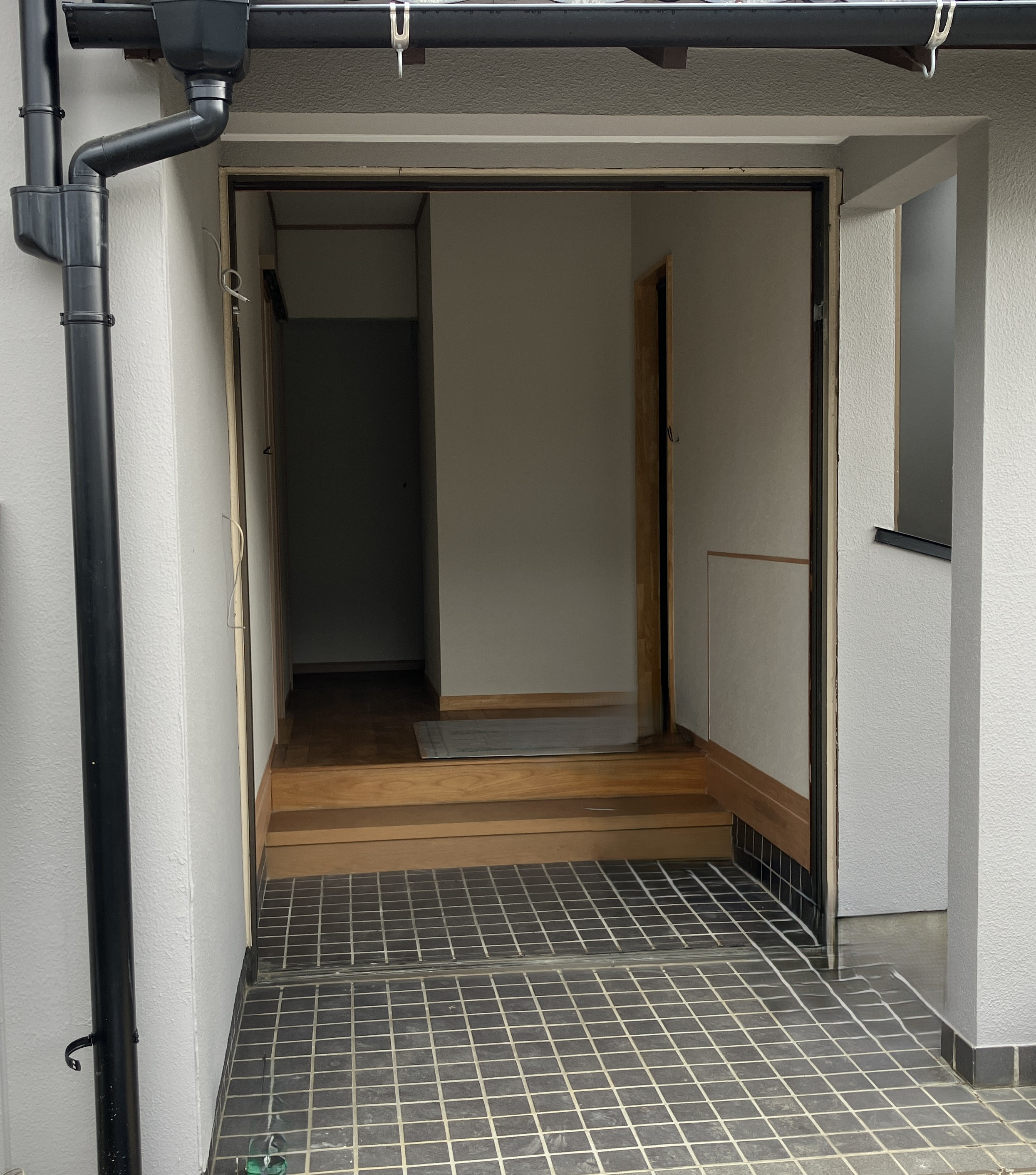 クリエイトの外壁工事と一緒に玄関も一新！ご主人様が選んだ快適玄関リフォームの施工前の写真2