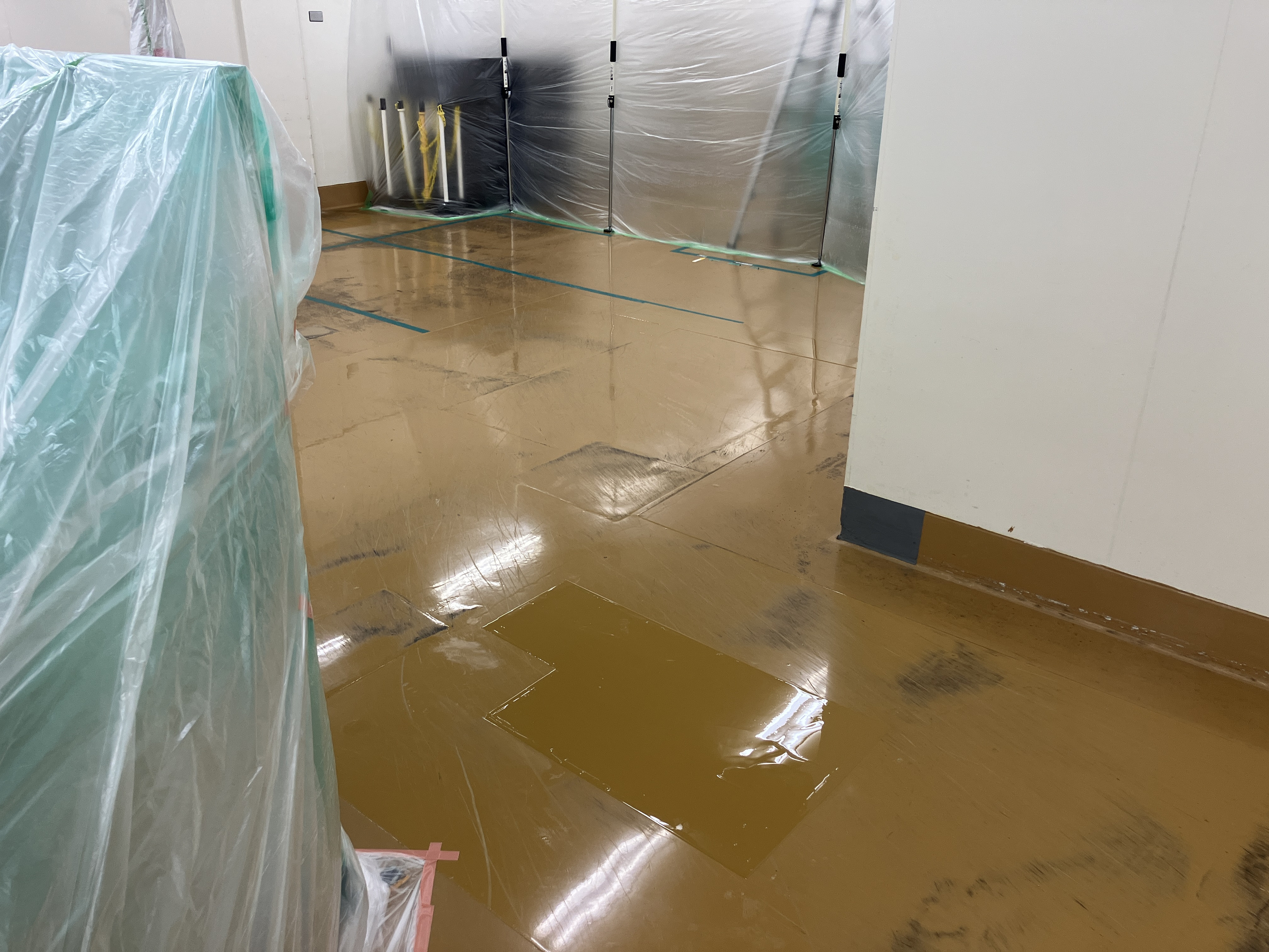 クリエイトのクリーンルーム床の劣化を解消！硬質ウレタン補修で粉塵リスクを防ぐ工場改修の施工後の写真1