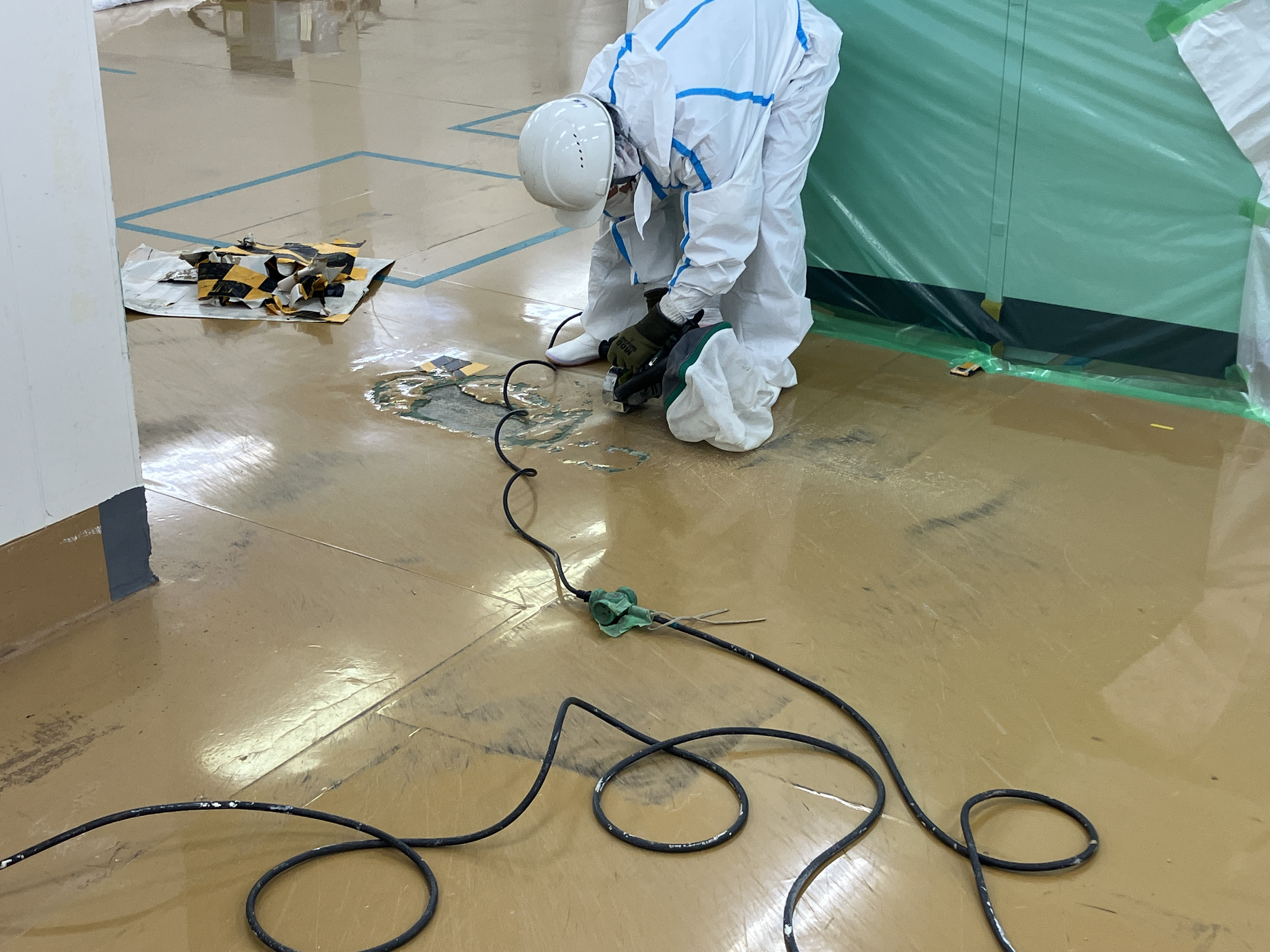 クリエイトのクリーンルーム床の劣化を解消！硬質ウレタン補修で粉塵リスクを防ぐ工場改修の施工前の写真1