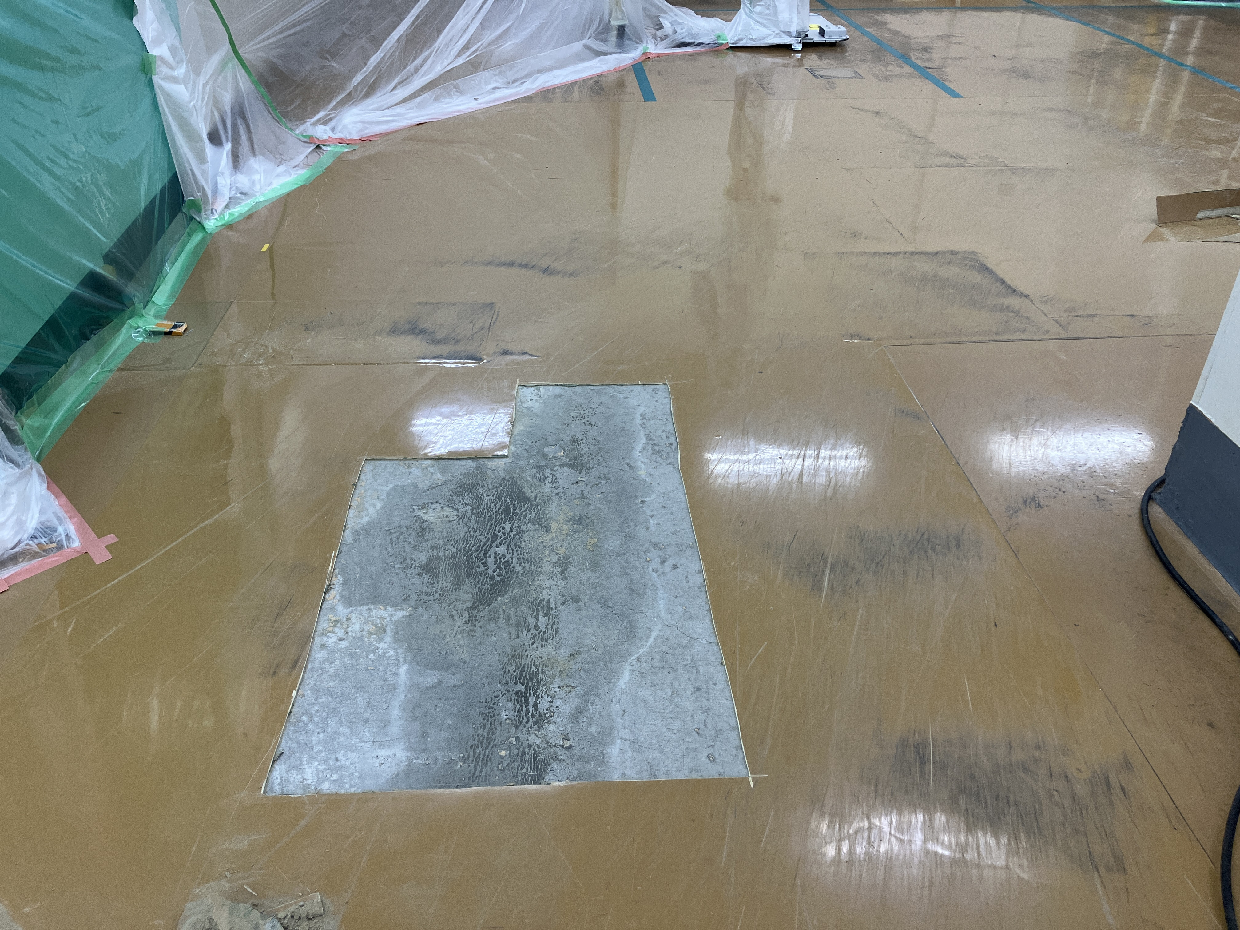 クリエイトのクリーンルーム床の劣化を解消！硬質ウレタン補修で粉塵リスクを防ぐ工場改修の施工前の写真2