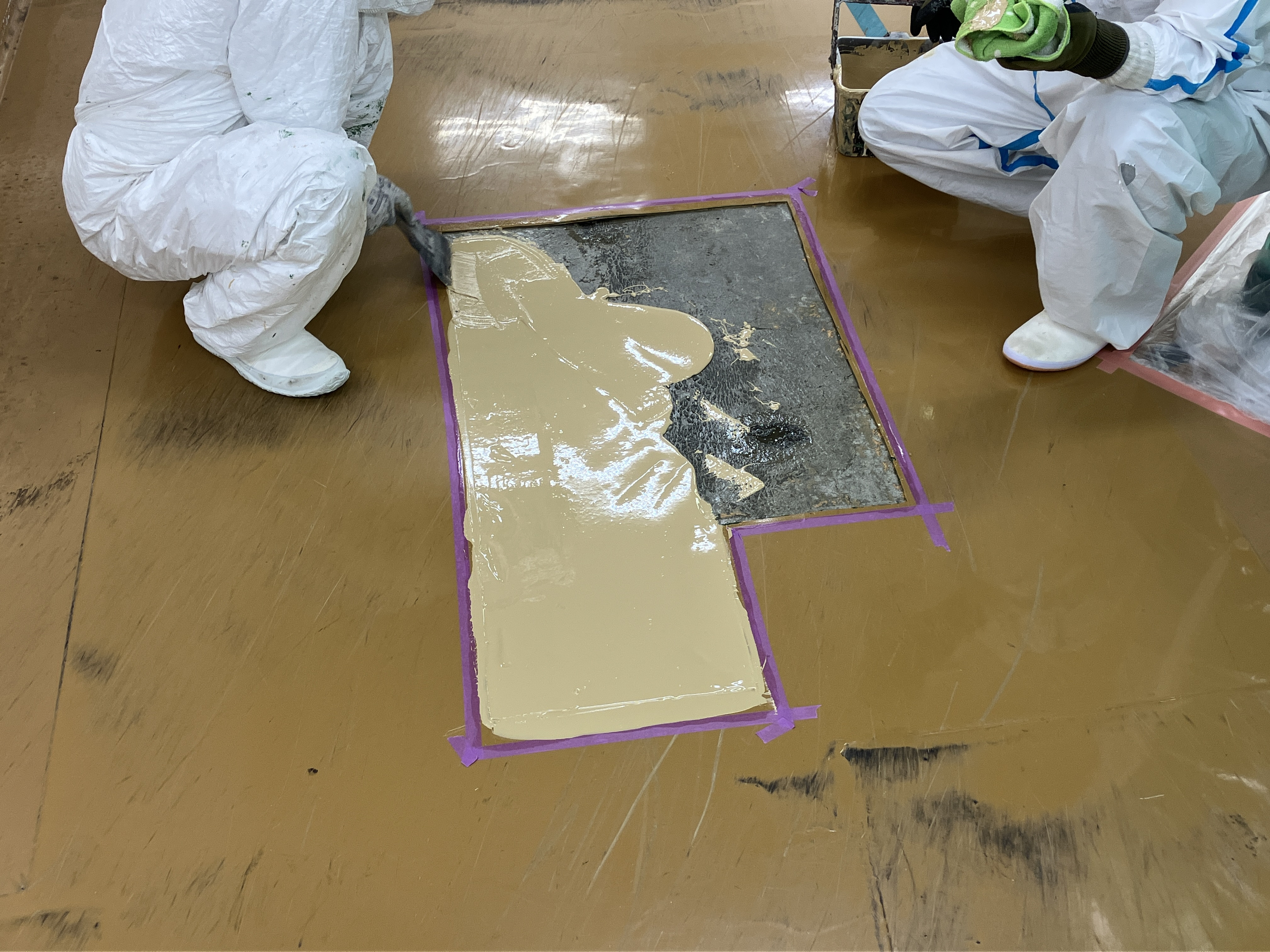 クリエイトのクリーンルーム床の劣化を解消！硬質ウレタン補修で粉塵リスクを防ぐ工場改修の施工前の写真3