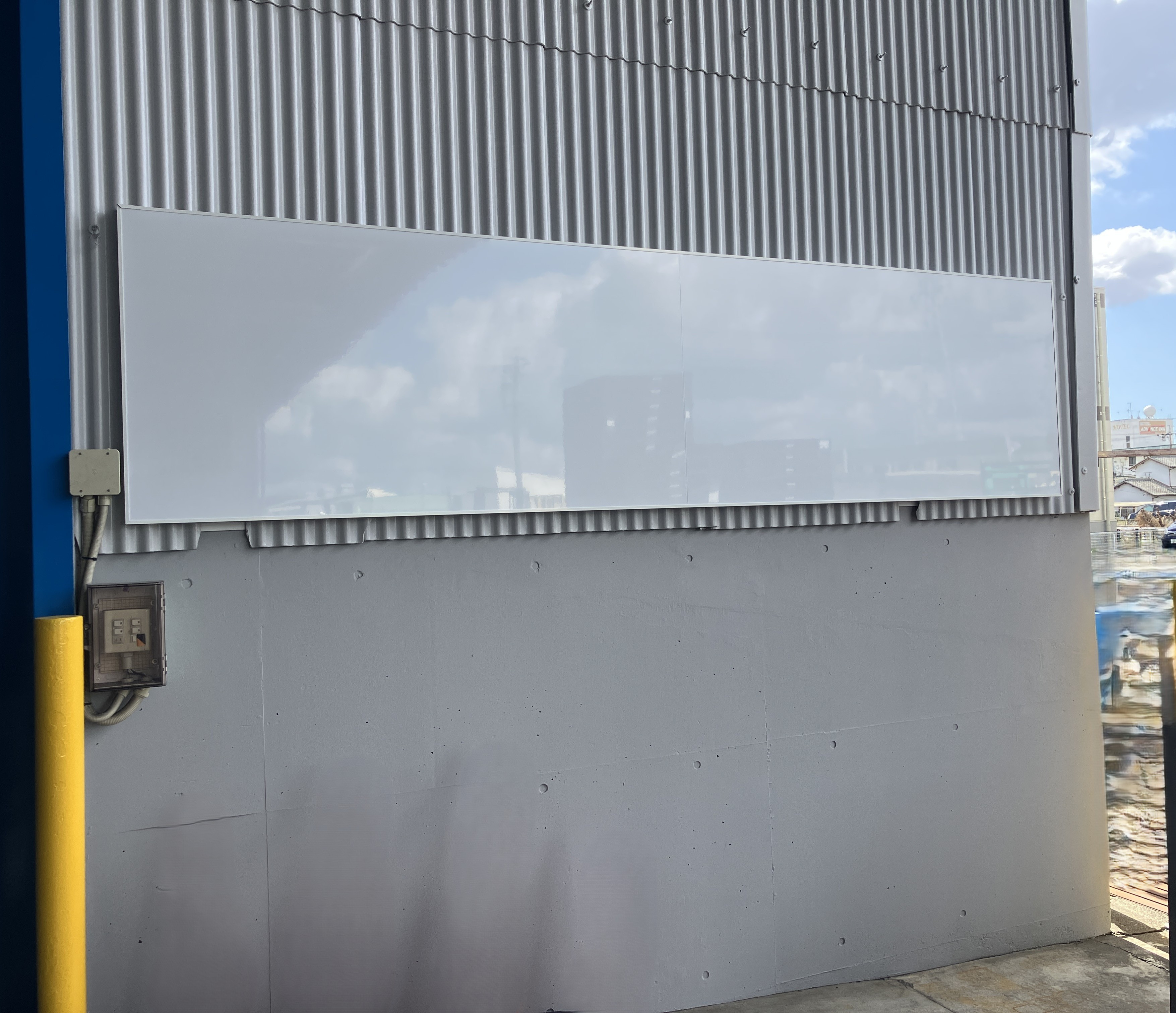 クリエイトの外壁が割れた工場の悩みを解決！補修せず掲示板で価値向上リフォームの施工後の写真1