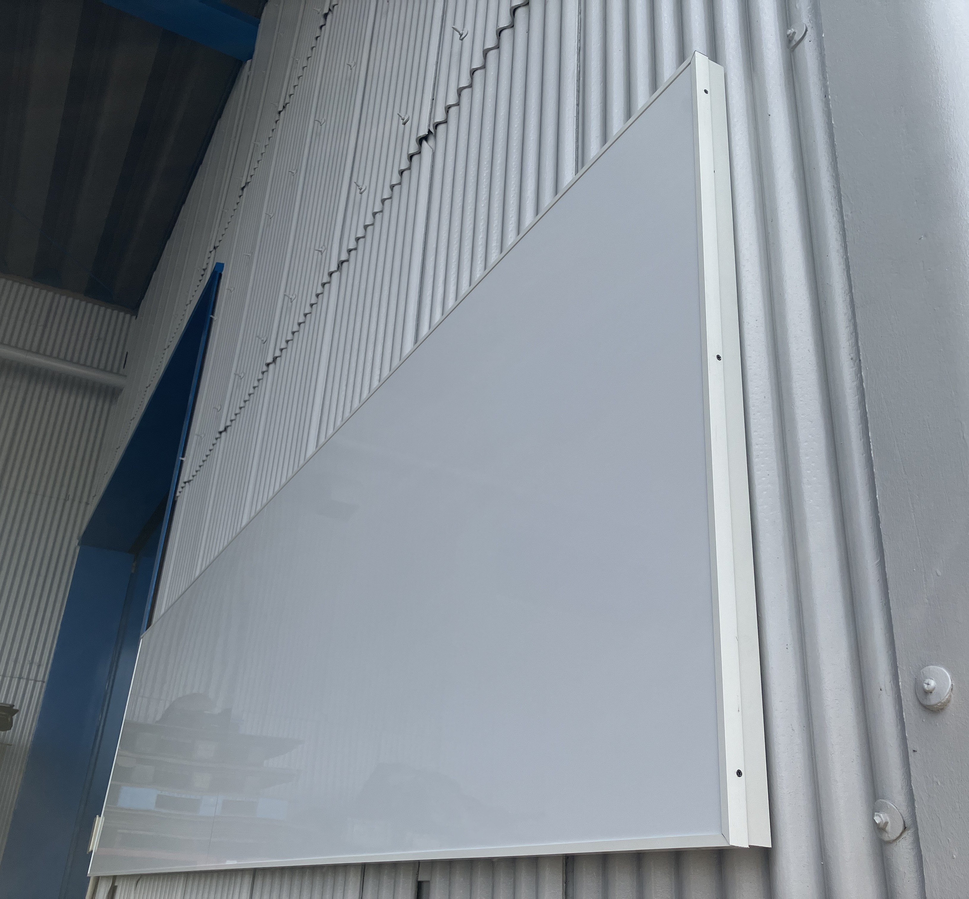 クリエイトの外壁が割れた工場の悩みを解決！補修せず掲示板で価値向上リフォームの施工後の写真2