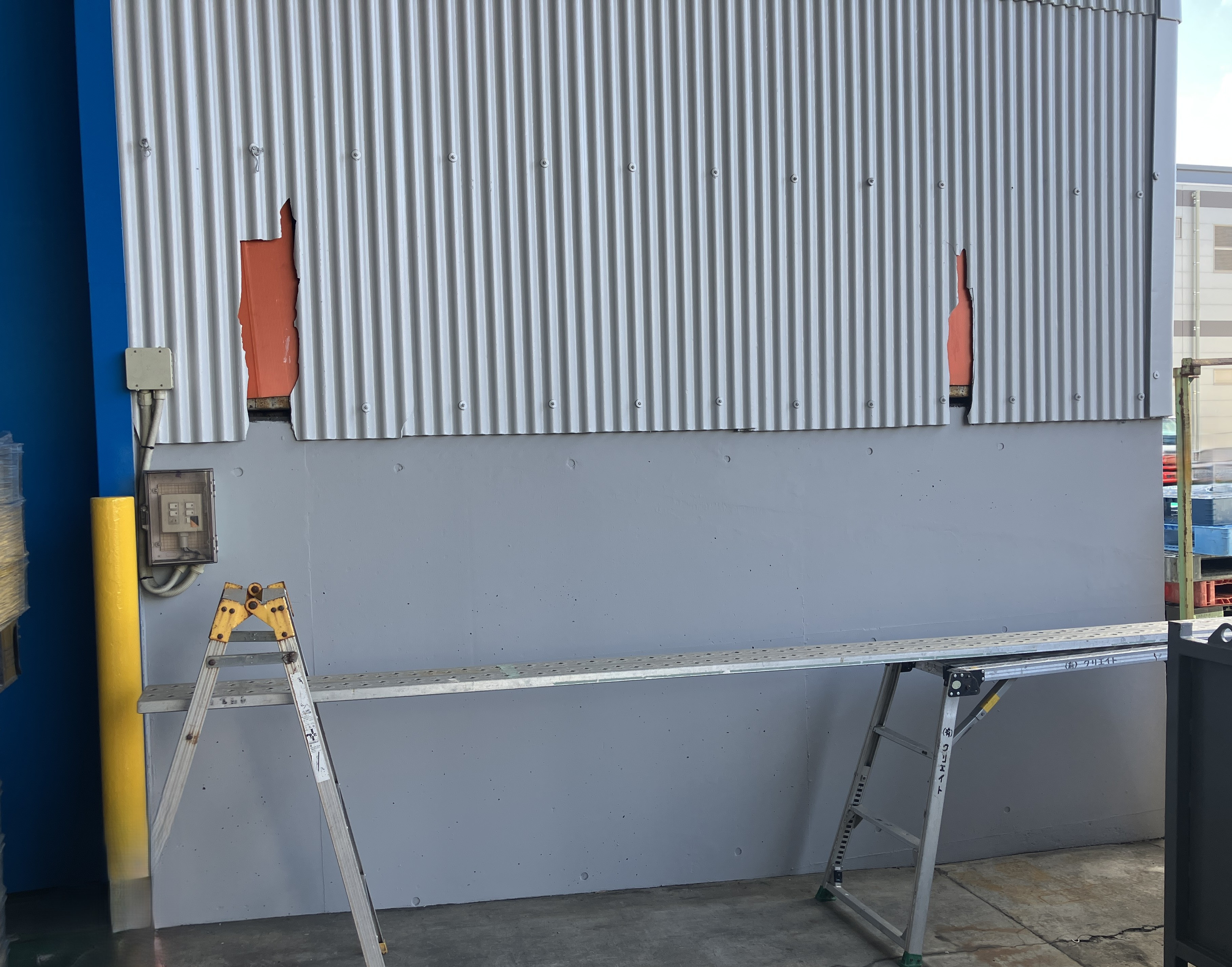 クリエイトの外壁が割れた工場の悩みを解決！補修せず掲示板で価値向上リフォームの施工前の写真1