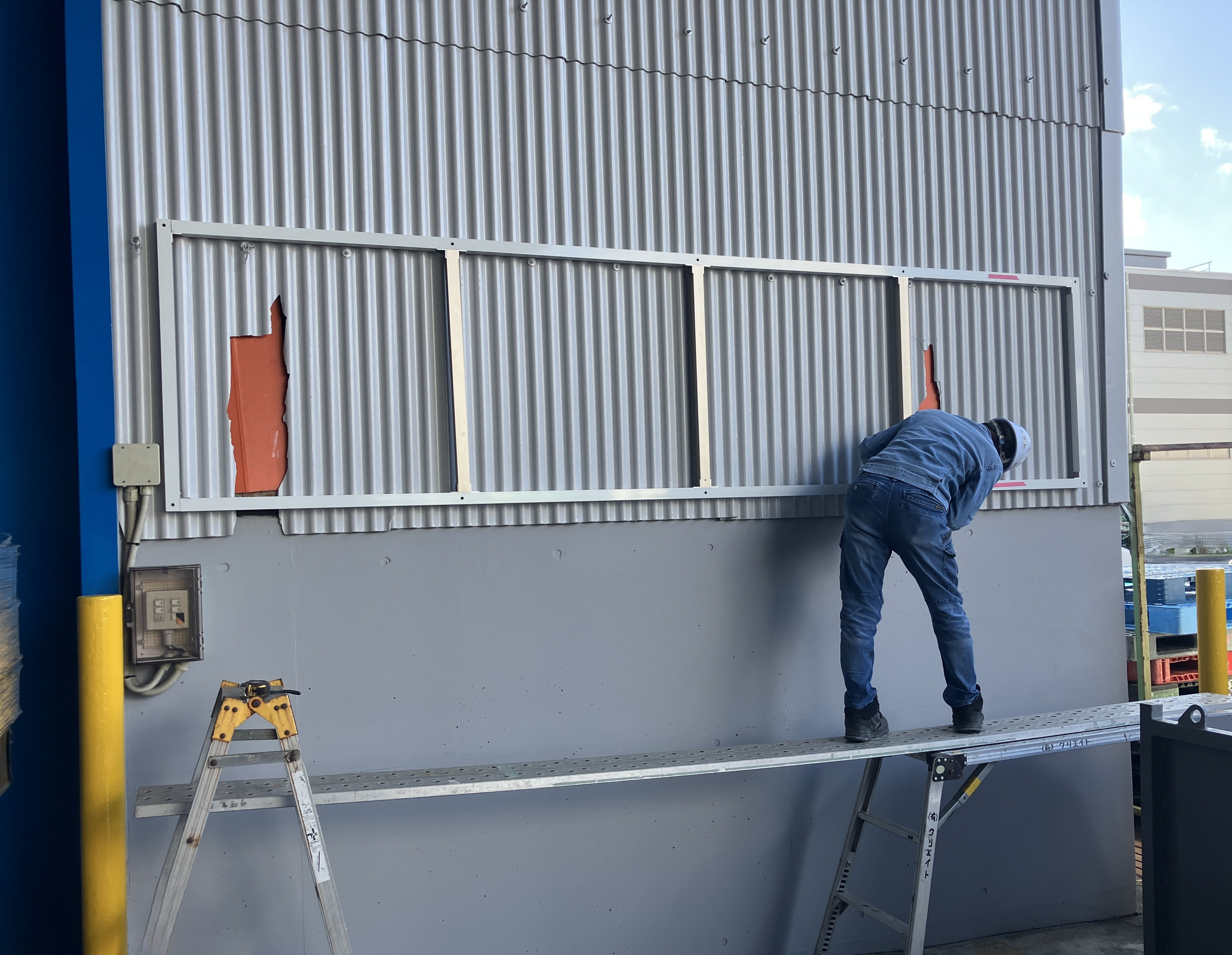 クリエイトの外壁が割れた工場の悩みを解決！補修せず掲示板で価値向上リフォームの施工前の写真3