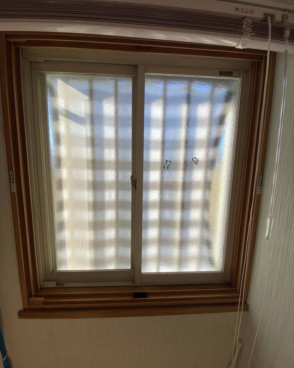 ＦＧの視線を遮って安心、プライバシー配慮の窓リフォームの施工前の写真1