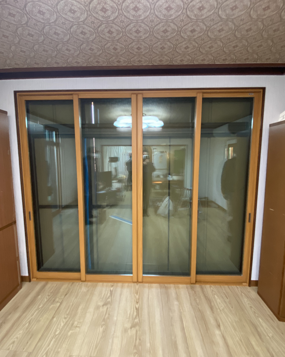 ＦＧの大開口でも快適に！4枚引き違い窓に内窓施工の施工後の写真1