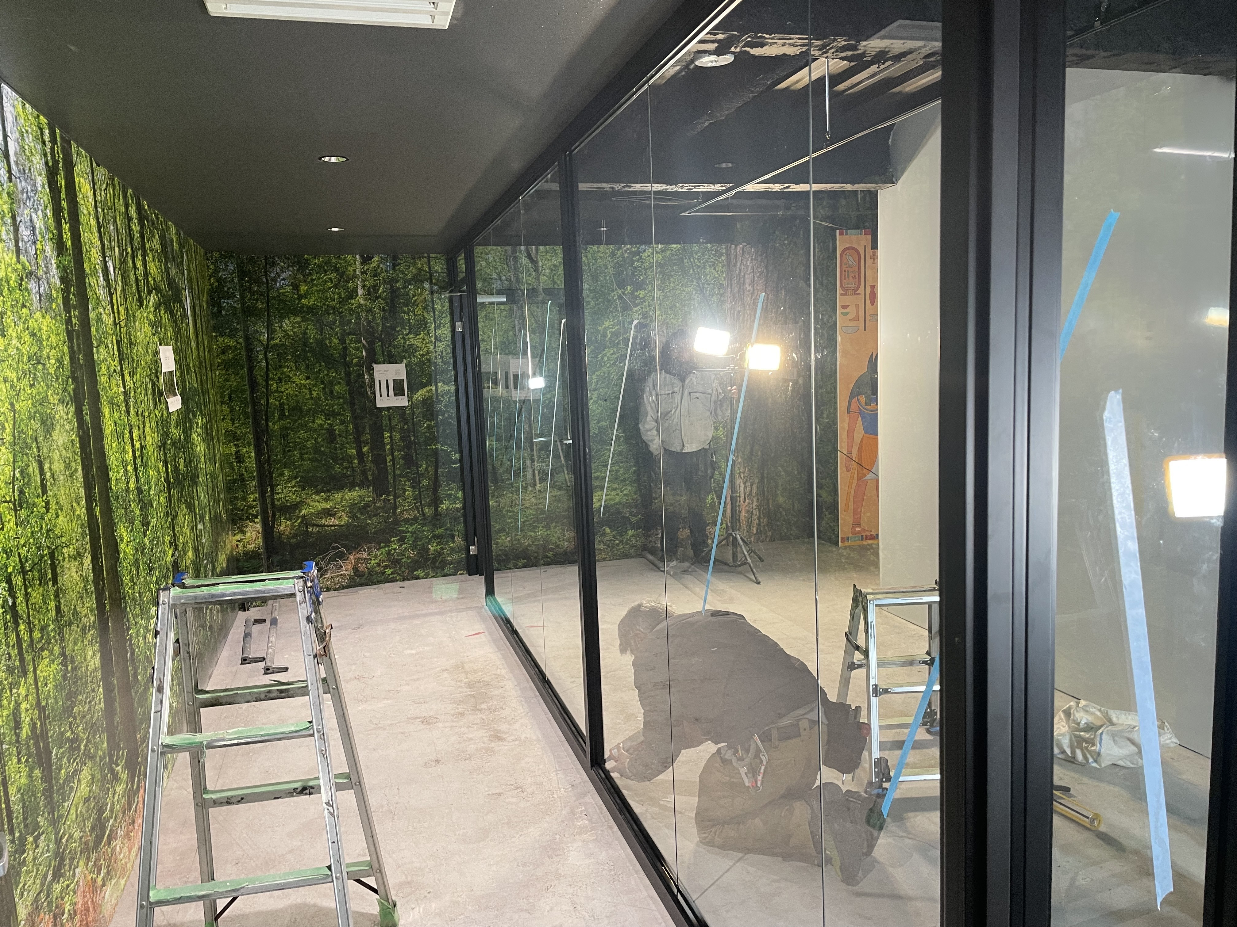 ＦＧの開放感のあるガラス喫煙ブース施工の施工後の写真1