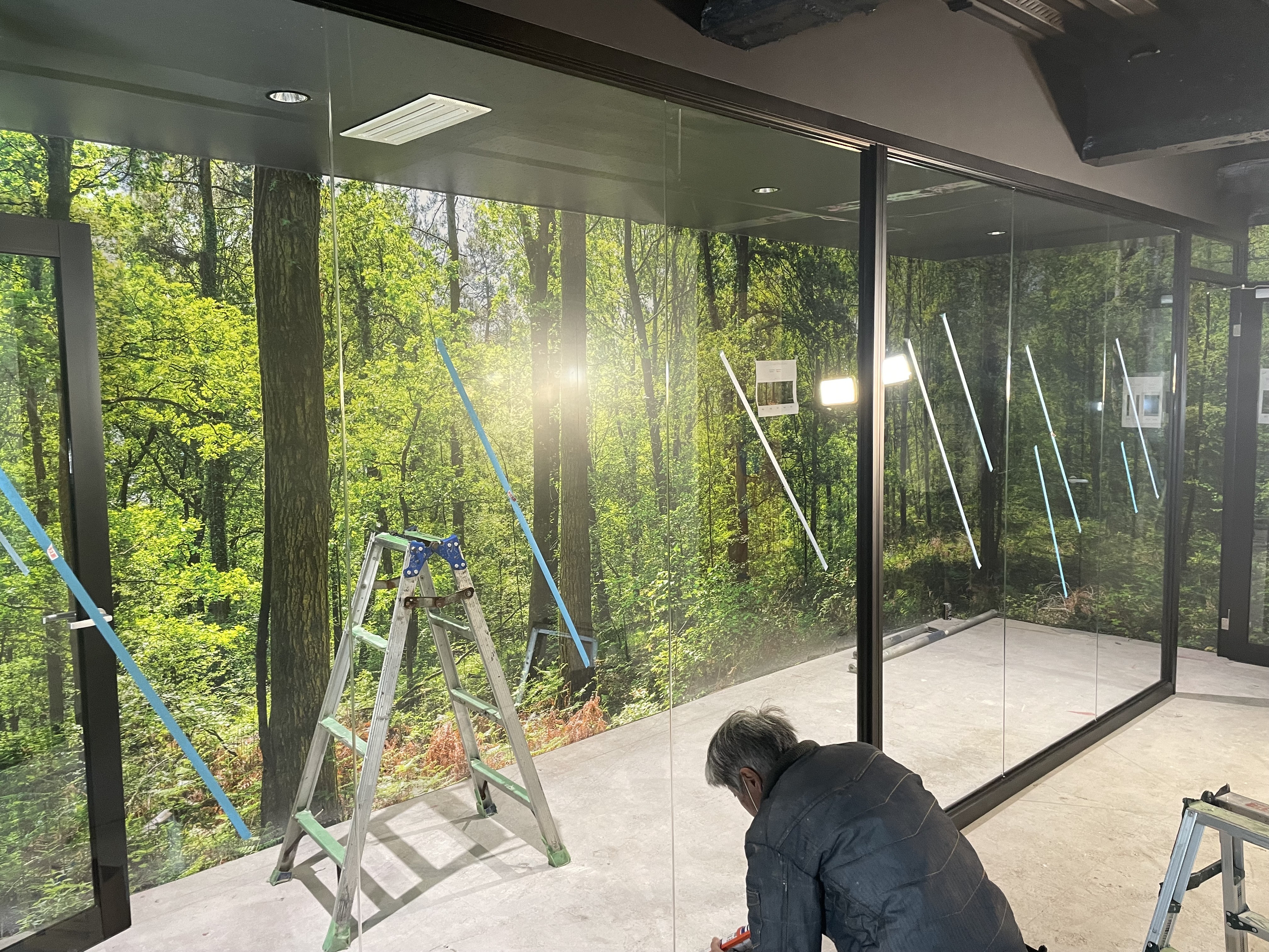 ＦＧの開放感のあるガラス喫煙ブース施工の施工前の写真1