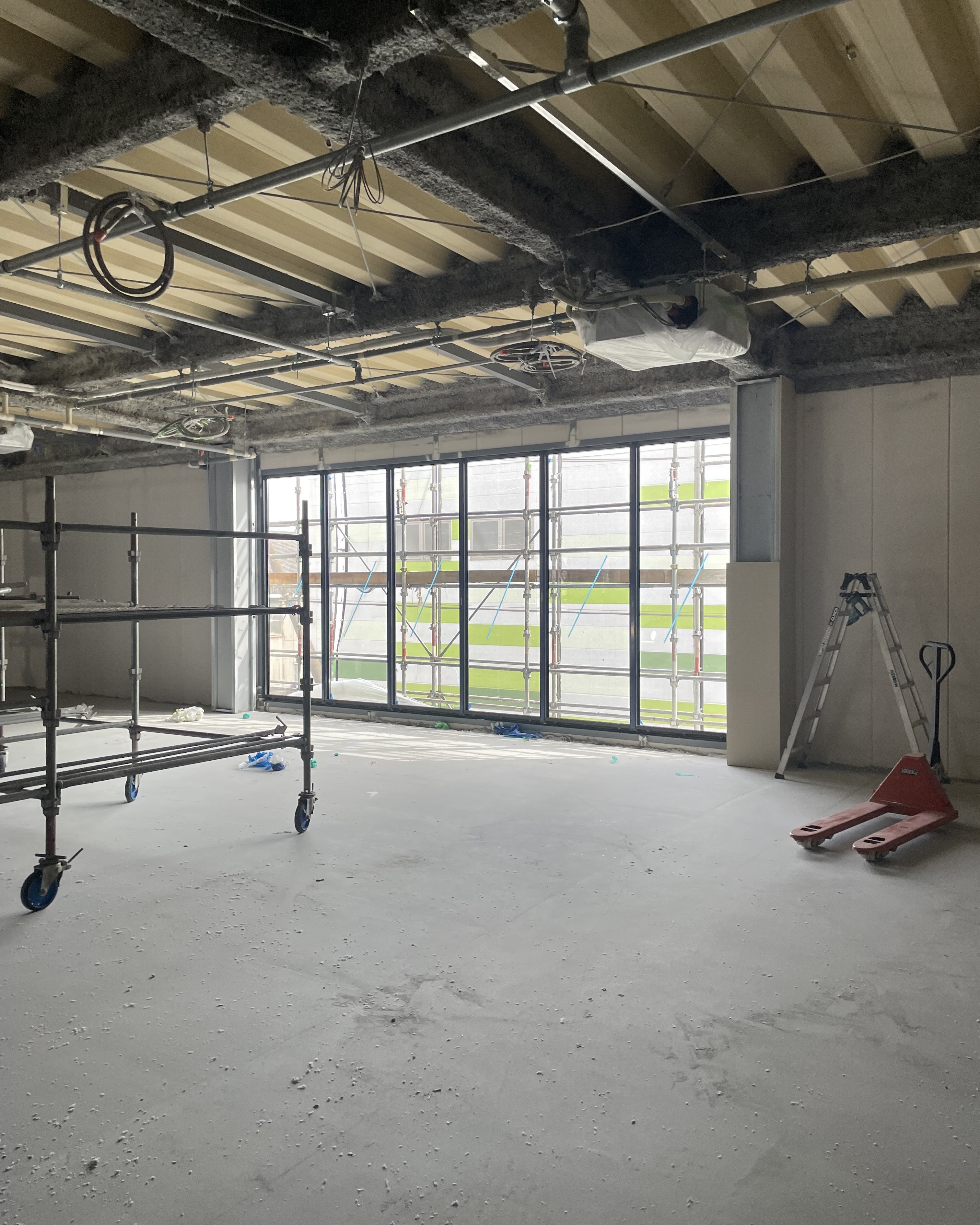 ＦＧの新店舗 ガラス施工事例の施工前の写真1