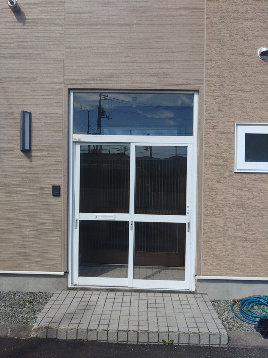 北海道アルミハウス産業の風除室取替工事の施工前の写真1