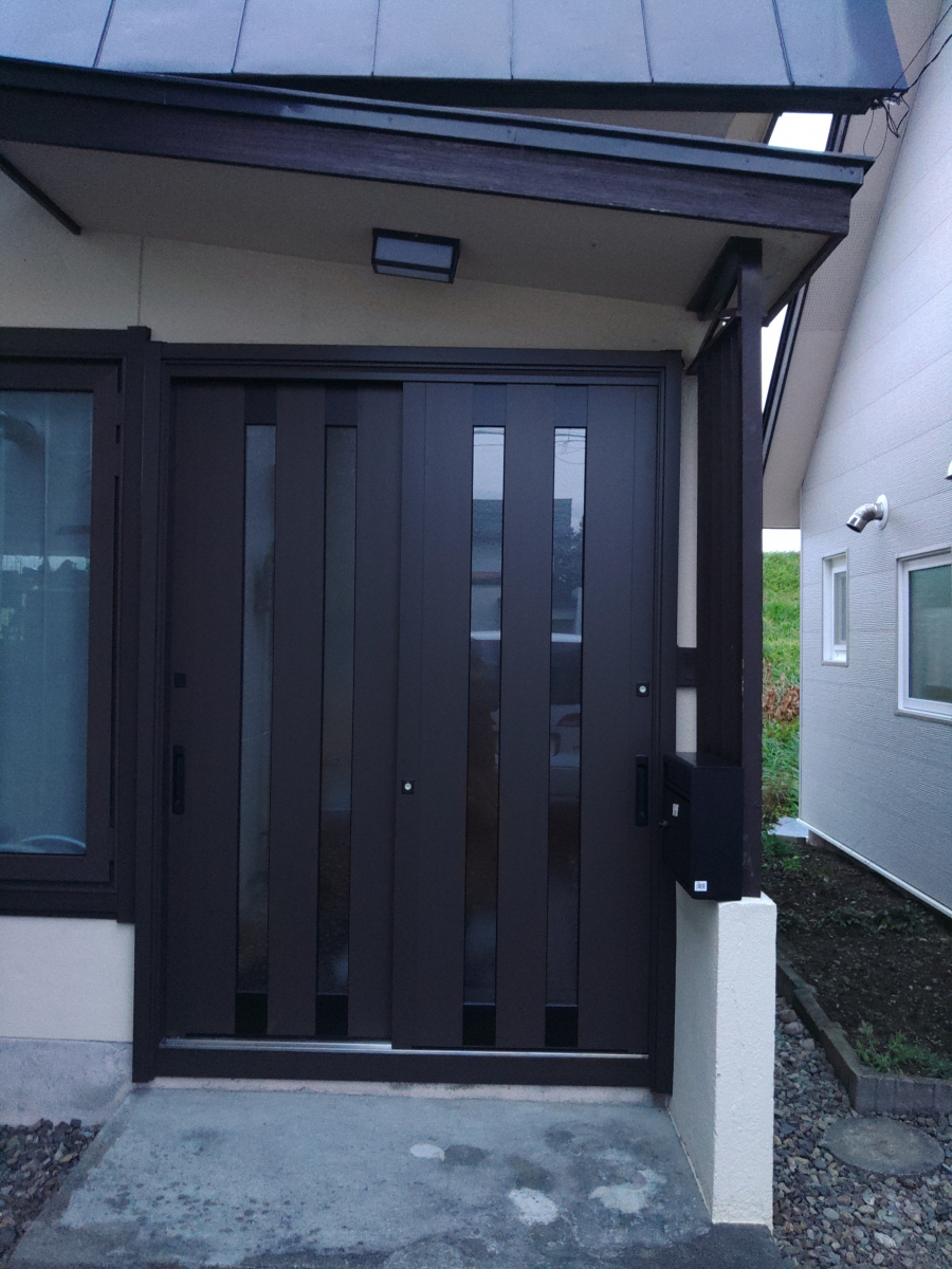 北海道アルミハウス産業の玄関引き戸取替の施工後の写真1