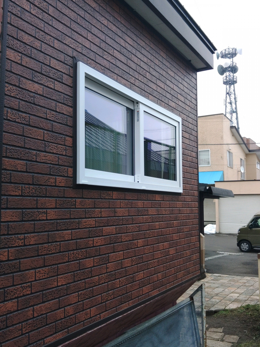 北海道アルミハウス産業のトリプルガラスを使用した、断熱樹脂サッシ取付工事の施工後の写真1