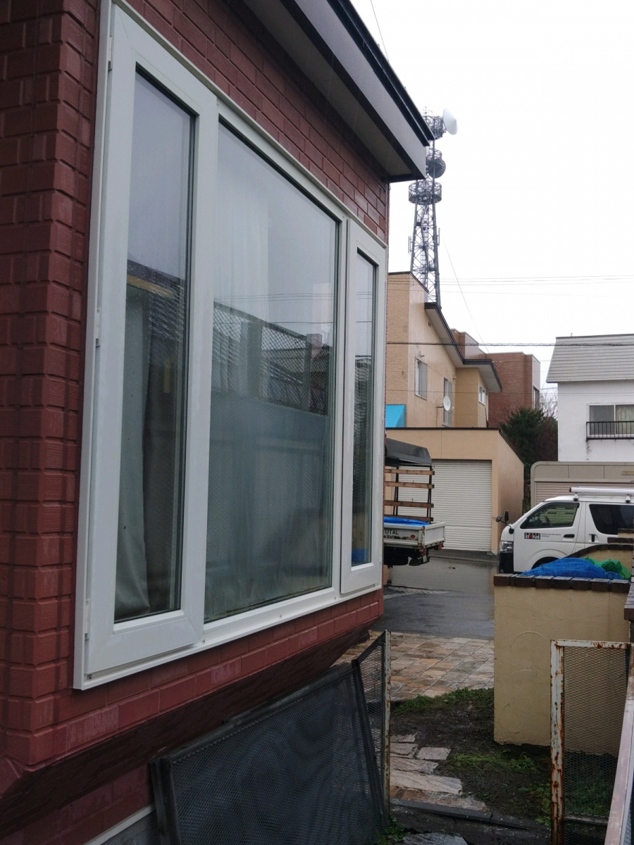 北海道アルミハウス産業のトリプルガラスを使用した、断熱樹脂サッシ取付工事の施工前の写真1