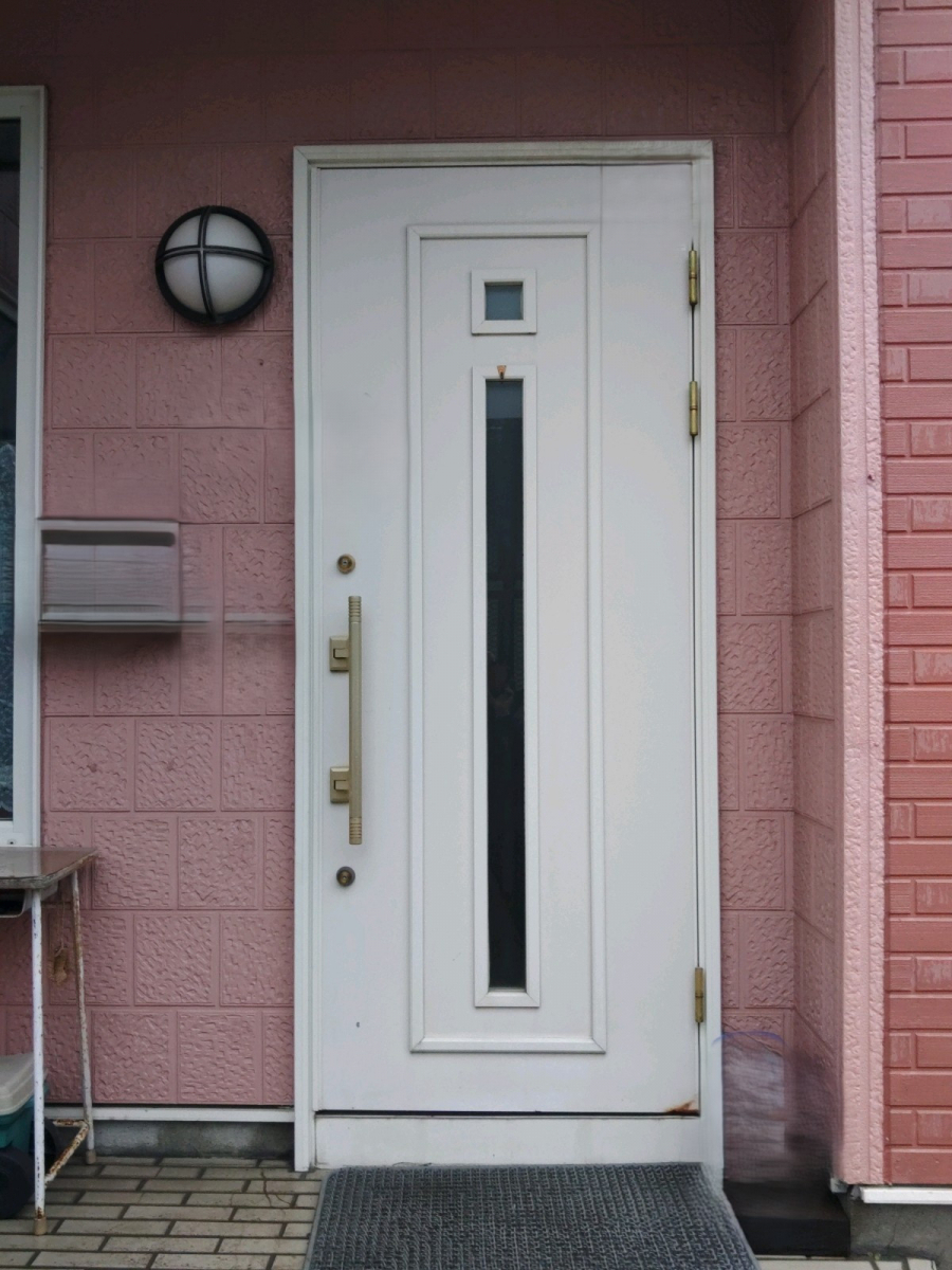 北海道アルミハウス産業の玄関ドア取替の施工前の写真1