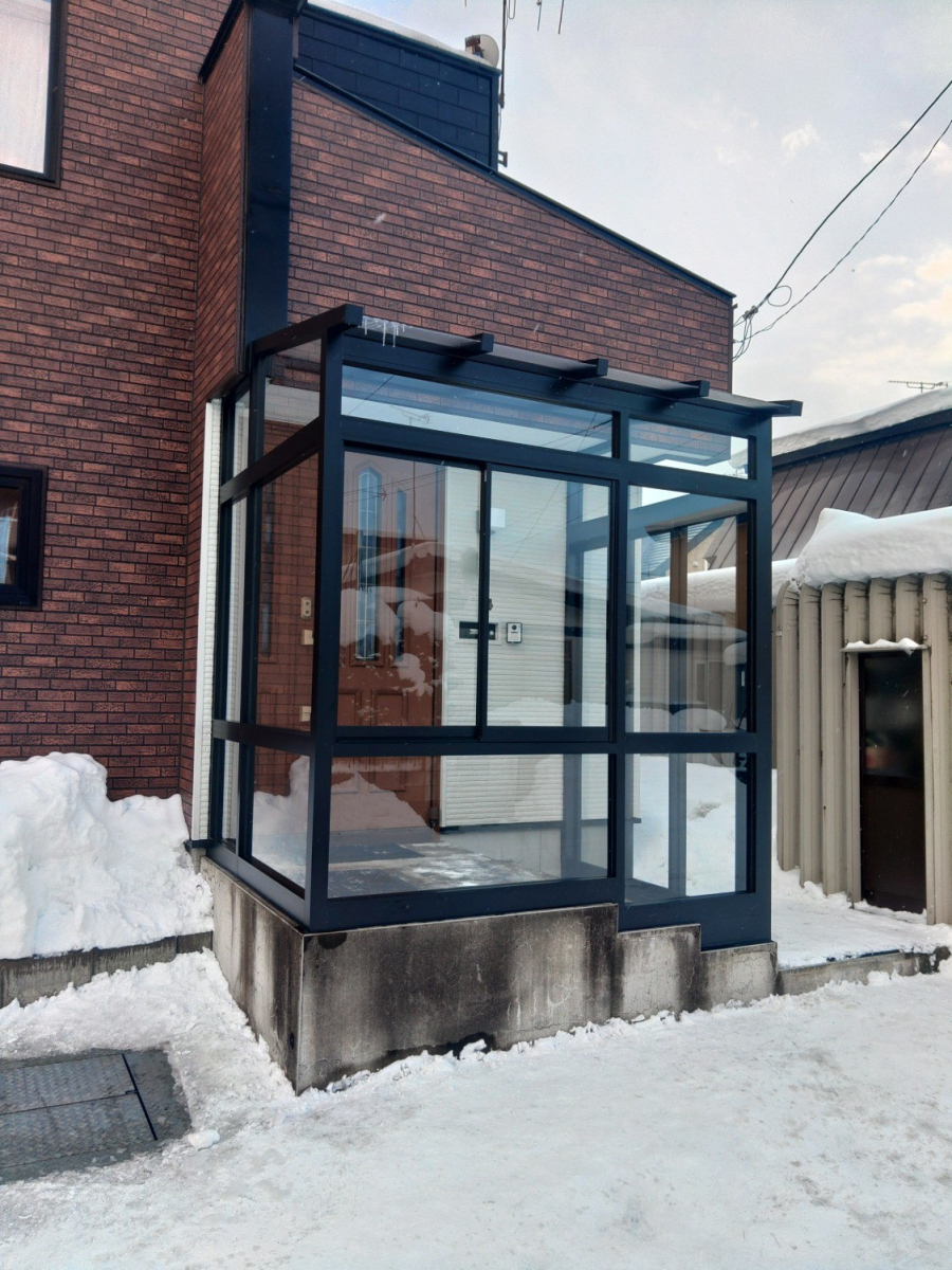 北海道アルミハウス産業の風除室取付工事の施工後の写真1