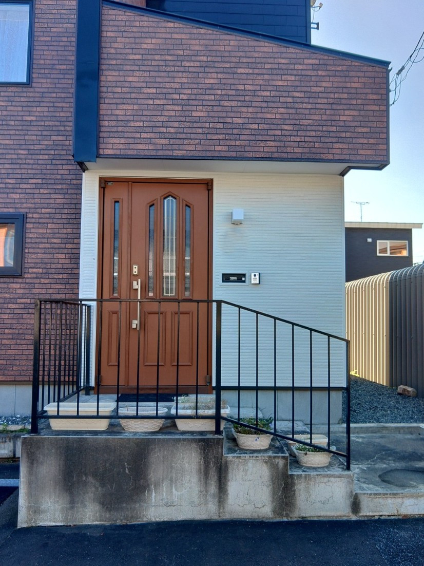 北海道アルミハウス産業の風除室取付工事の施工前の写真1