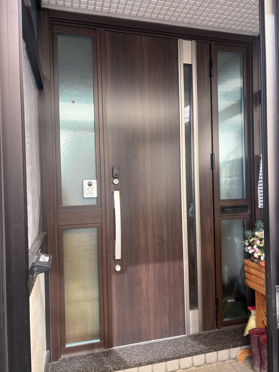 北海道アルミハウス産業のリフォームドア：リシェント取付け工事の施工後の写真1