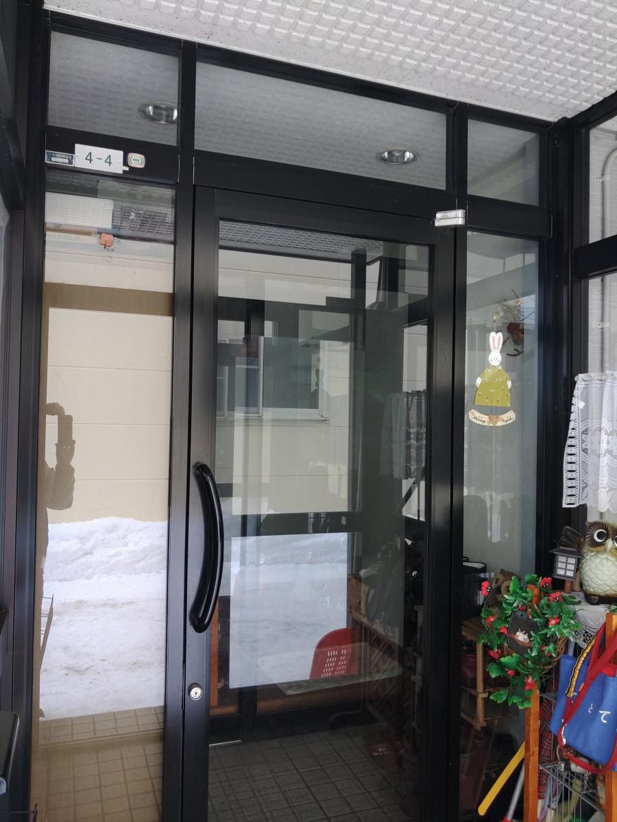 北海道アルミハウス産業のリフォームドア：リシェント取付け工事の施工前の写真1