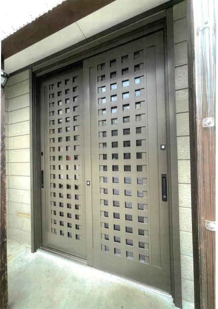 オカムラ産業の【施工例】玄関ドア交換　リシェントP18型の施工後の写真1