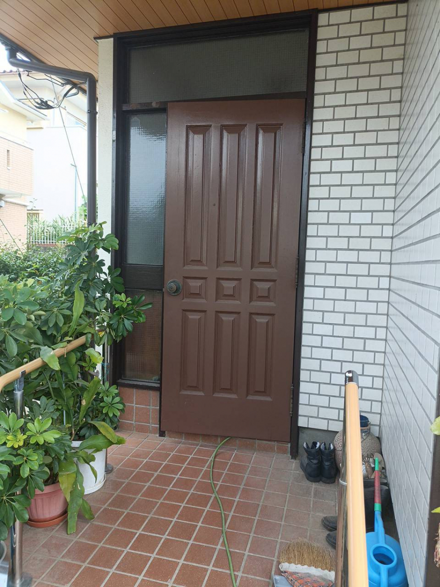 小川ガラス建材の玄関ドアカバー取替工事の施工前の写真1