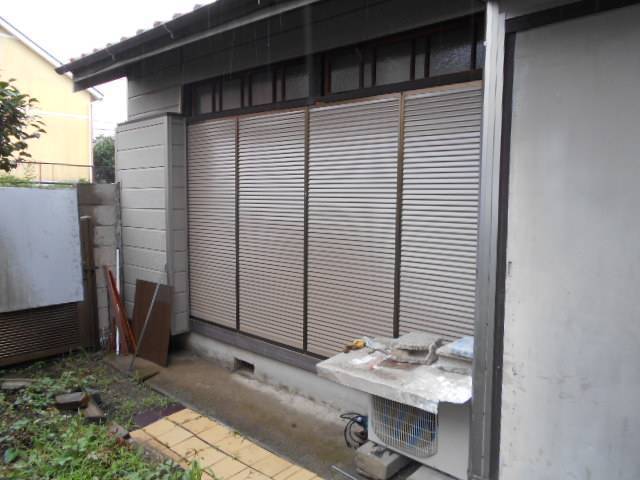 サッシセンターフジイ 名古屋西店の動きの悪い木製雨戸を交換いたしました。の施工前の写真1