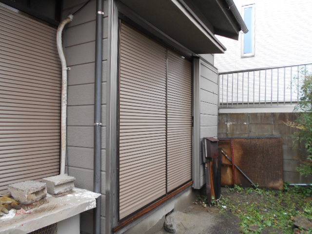 サッシセンターフジイ 名古屋西店の動きの悪い木製雨戸を交換いたしました。の施工前の写真2