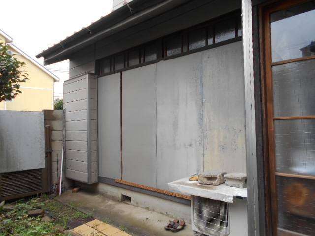 サッシセンターフジイ 名古屋西店の動きの悪い木製雨戸を交換いたしました。の施工前の写真1
