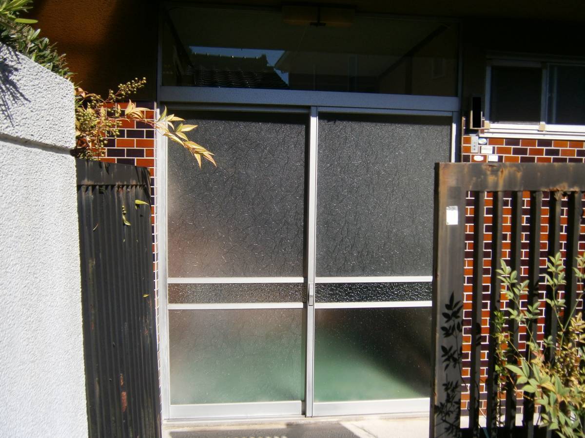 サッシセンターフジイ 名古屋西店の玄関引戸の取替をしましたの施工前の写真1