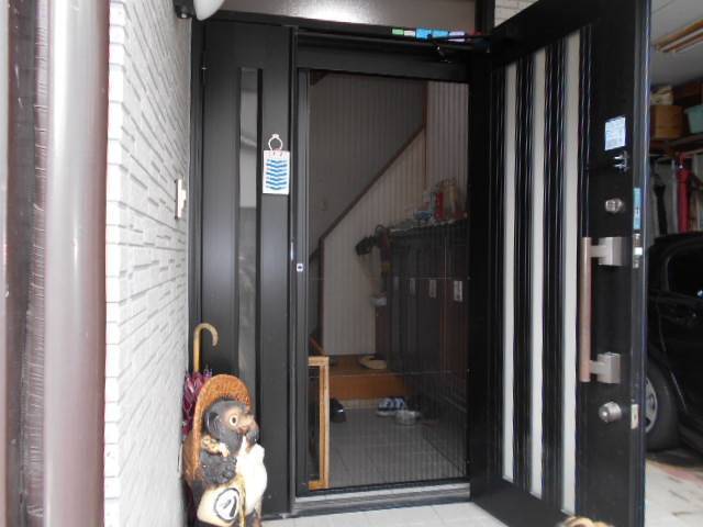 サッシセンターフジイ 名古屋西店の玄関網戸　しまえるんですα取付工事の施工後の写真1