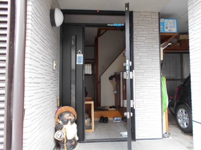 サッシセンターフジイ 名古屋西店の玄関網戸　しまえるんですα取付工事の施工前の写真1