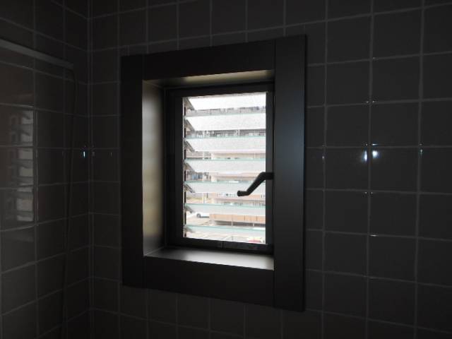 サッシセンターフジイ 名古屋西店のステンレス製窓からアルミサッシに取替の施工後の写真1