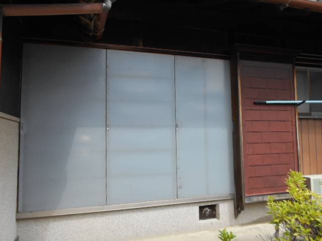 サッシセンターフジイ 名古屋西店の木製雨戸の取替の施工前の写真2