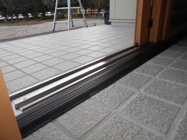 サッシセンターフジイ 名古屋西店の玄関引戸の木目柄シートがめくれてきてしまいました／愛知県あま市の施工後の写真1