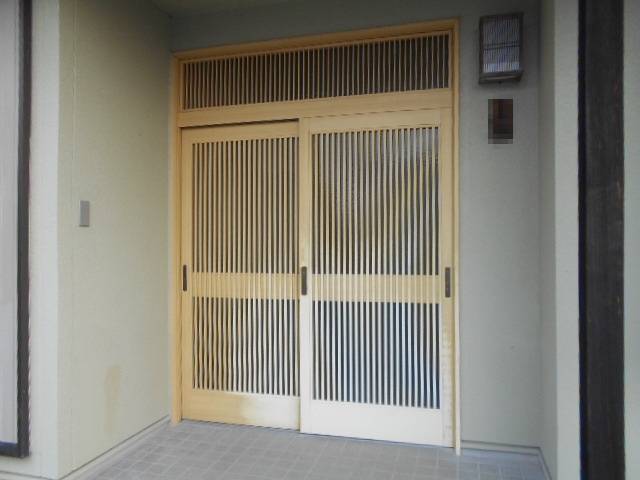 サッシセンターフジイ 名古屋西店の玄関引戸の木目柄シートがめくれてきてしまいました／愛知県あま市の施工前の写真1
