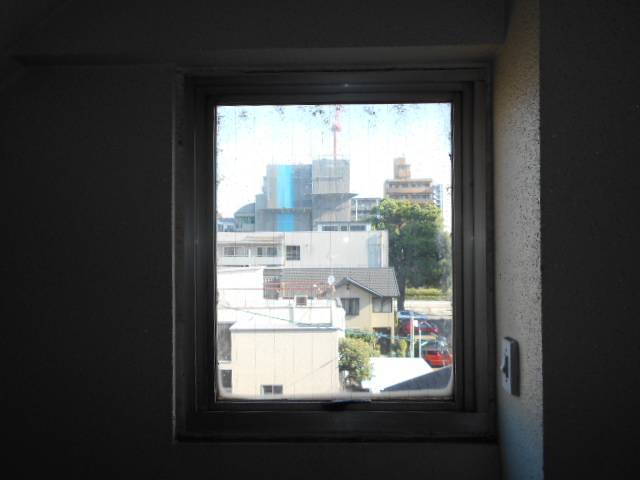 サッシセンターフジイ 名古屋西店の滑り出し窓の取替工事の施工前の写真1
