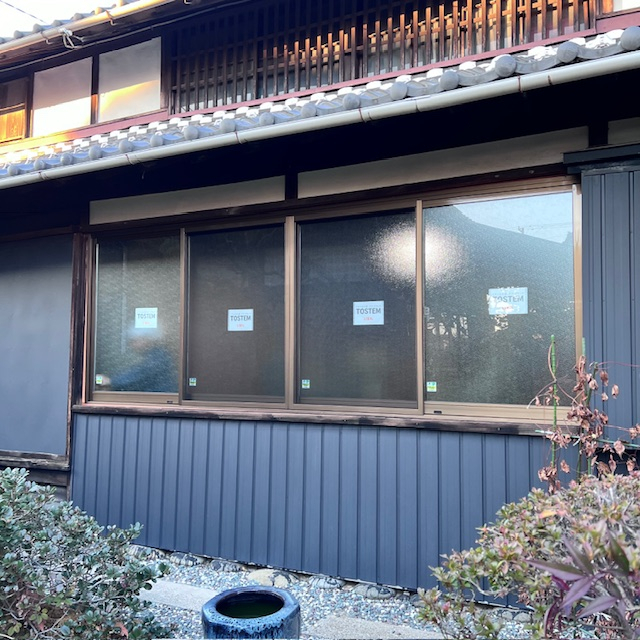 サッシセンターフジイ 名古屋西店の木製窓をアルミサッシに新しくリフォーム！の施工後の写真1