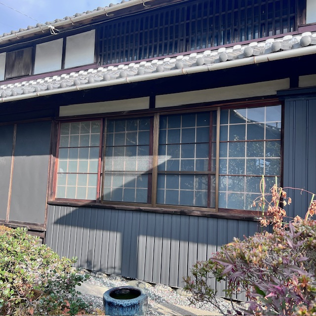 サッシセンターフジイ 名古屋西店の木製窓をアルミサッシに新しくリフォーム！の施工前の写真1