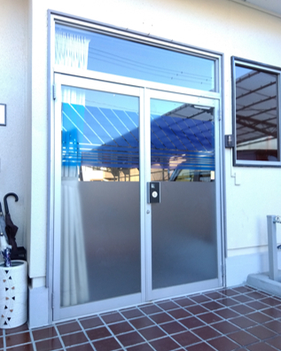 サッシセンターフジイ 名古屋西店のカバー工法で１dayリフォーム！1日で玄関を新しく！の施工前の写真1