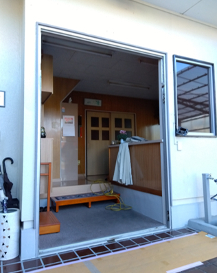 サッシセンターフジイ 名古屋西店のカバー工法で１dayリフォーム！1日で玄関を新しく！の施工前の写真2