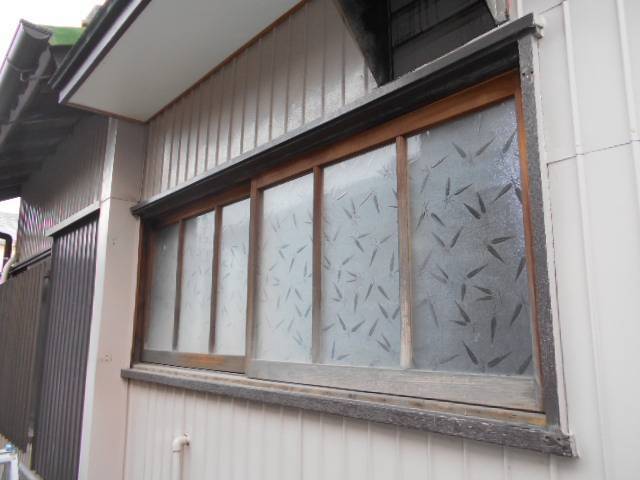 サッシセンターフジイ 名古屋西店の木製の窓からアルミ製のサッシへ取替の施工前の写真1