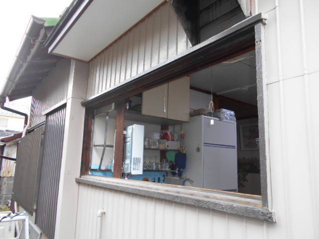 サッシセンターフジイ 名古屋西店の木製の窓からアルミ製のサッシへ取替の施工前の写真2