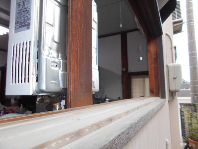サッシセンターフジイ 名古屋西店の木製の窓からアルミ製のサッシへ取替の施工前の写真3