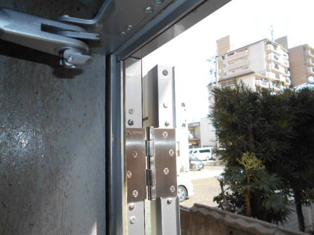 サッシセンターフジイ 名古屋西店の勝手口ドアカバー工法工事の施工後の写真2