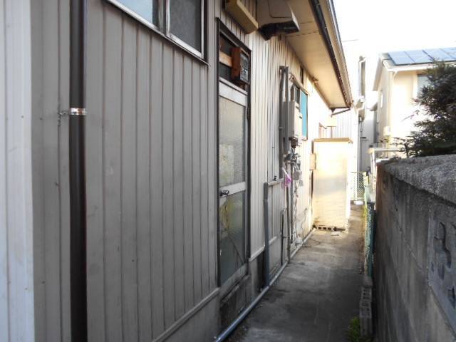 サッシセンターフジイ 名古屋西店の勝手口ドアカバー工法工事の施工前の写真1