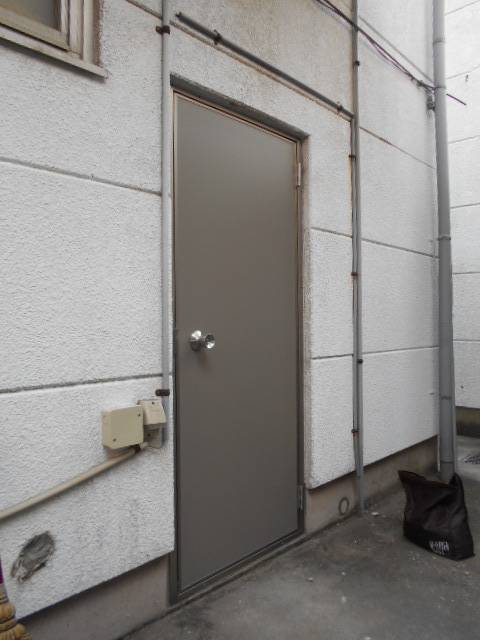 サッシセンターフジイ 名古屋西店の勝手口ドアカバー工法工事の施工後の写真1