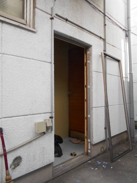 サッシセンターフジイ 名古屋西店の勝手口ドアカバー工法工事の施工前の写真2