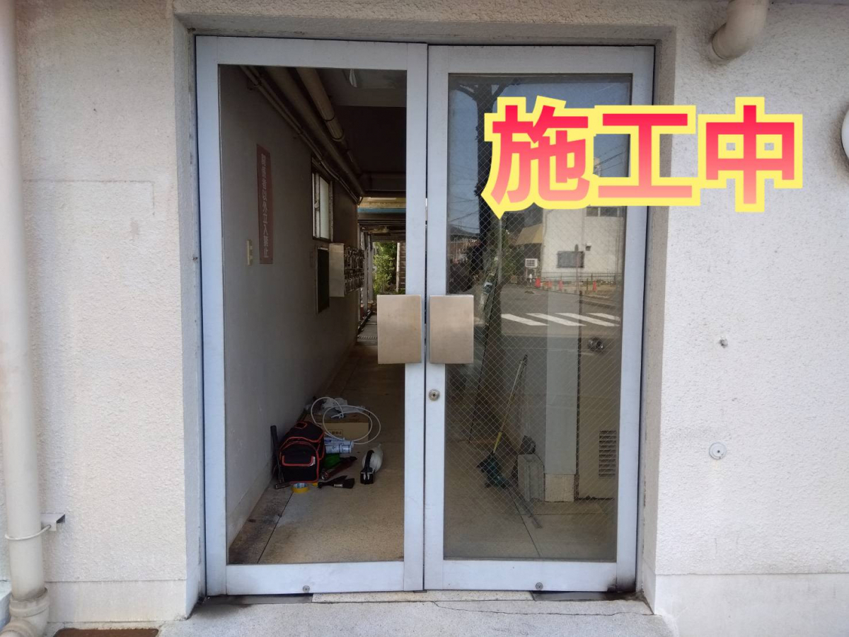 サッシセンターフジイ 名古屋西店のマンションの出入口の硝子交換に行ってきましたの施工後の写真1