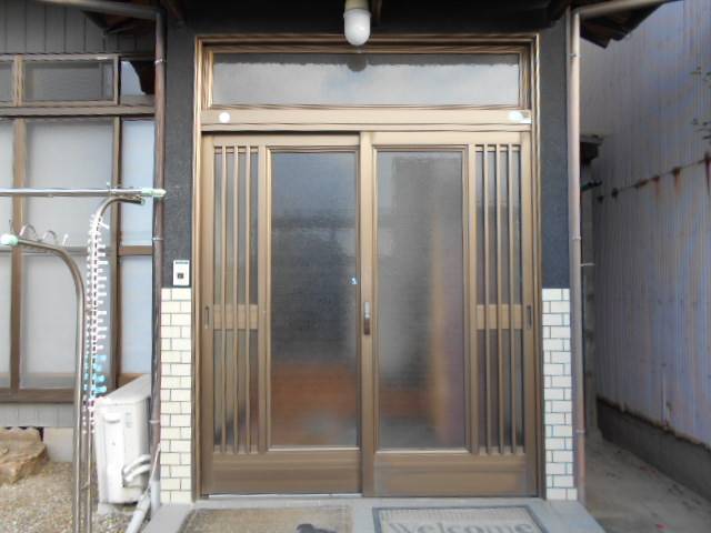 サッシセンターフジイ 名古屋西店の玄関引戸を取り替えいたしました！の施工前の写真1